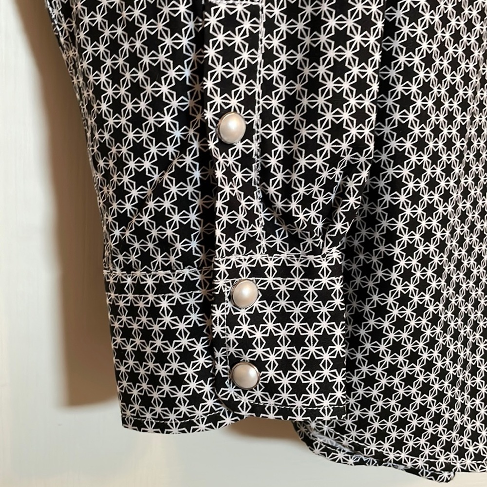 NWT Cowgirl Hardware Women's Black with White Long Sleeve Shirt - Picture 4 of 7